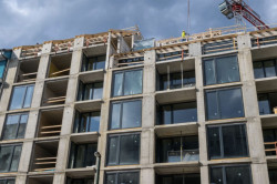 Změna z původní kompletní železobetonové konstrukce na kombinaci železobetonu a velkoformátových tvárnic Ytong a Silka výrazně zrychlila realizaci celého projektu.