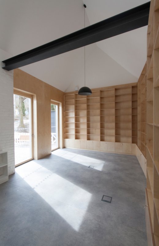 Obecní knihovna ve Statenicích, majo architekti / Jan Jaroš, Martin Poláček.
