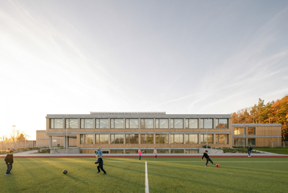 Hřiště (Nová škola LOŠBATES; SOA architekti)