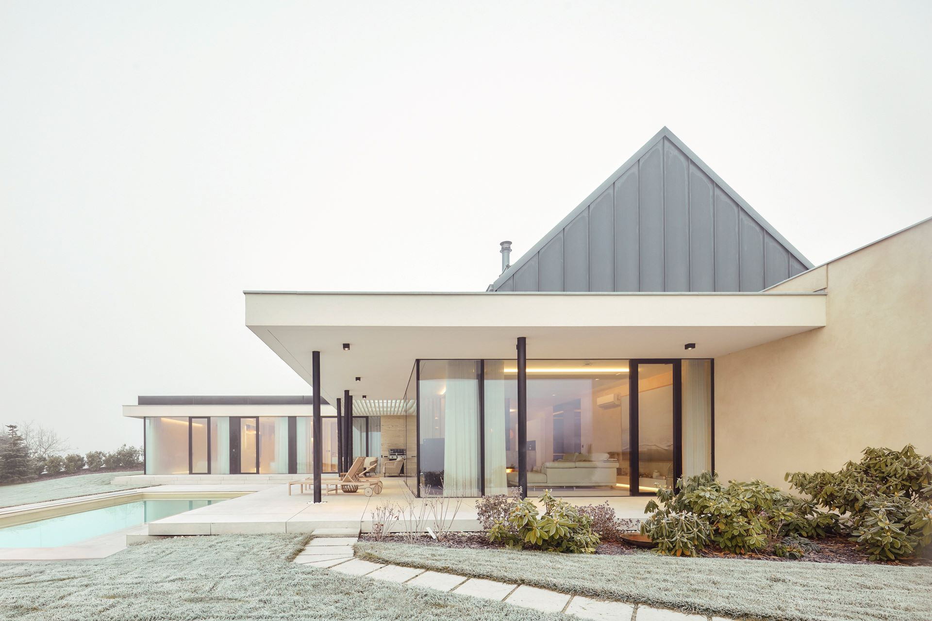 Maximálně prosklený dům zajišťuje propojení interiéru a exteriéru. (Bungalov ve východních Čechách; Atelier Kunc)