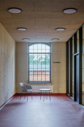 Mezi buňkami jsou otevřené prostory nabízející další využití. (Komunitní centrum ve Strakonicích, Ateliér VAS)