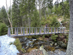 Studenti architektury ČVUT v Praze realizovali lávky do Krkonoš