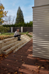 Nová terasa suterénního bytu v Praze od Matěje Šebka