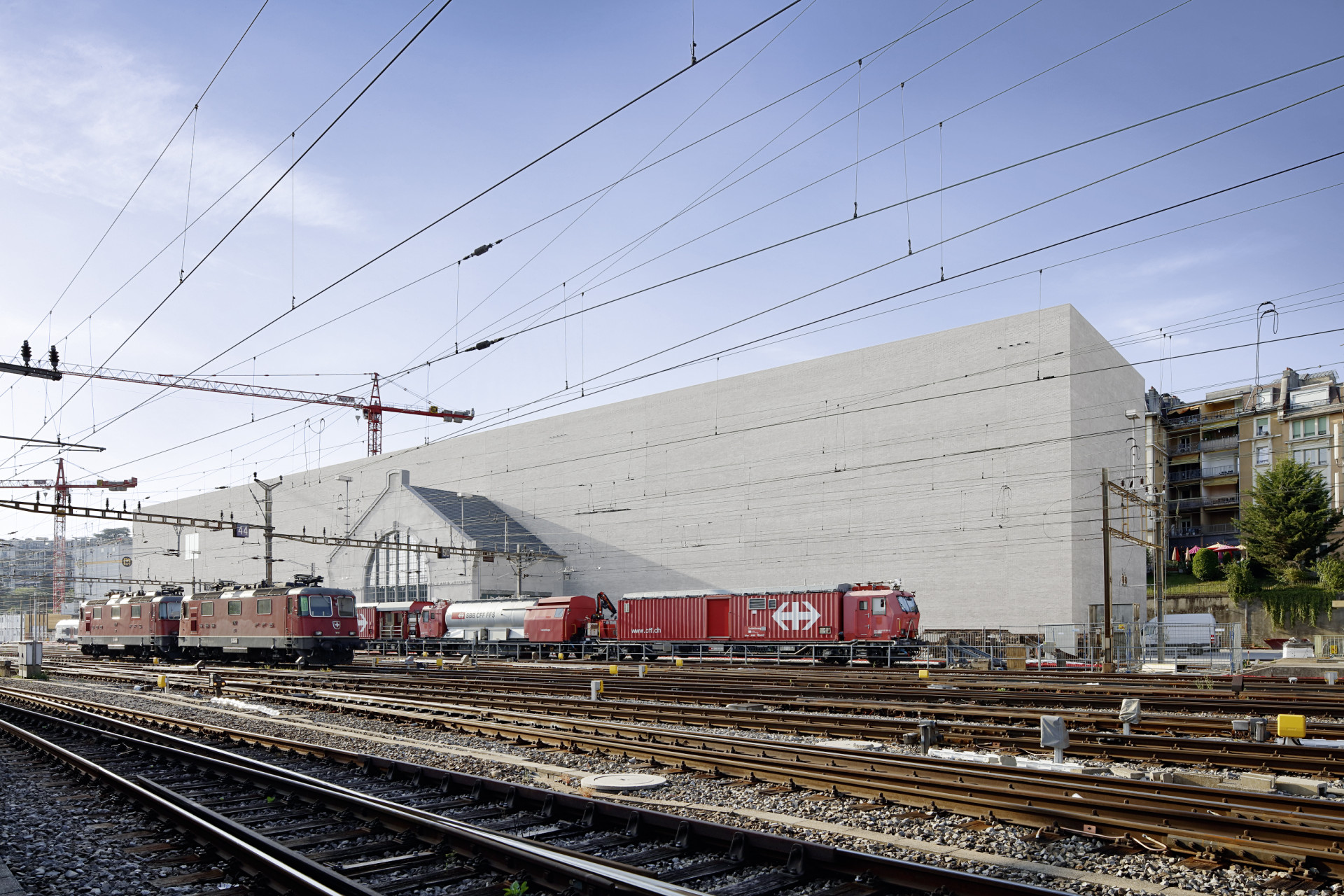 Novostavba na historii místa navazuje zapojením prvků a částí z původních staveb