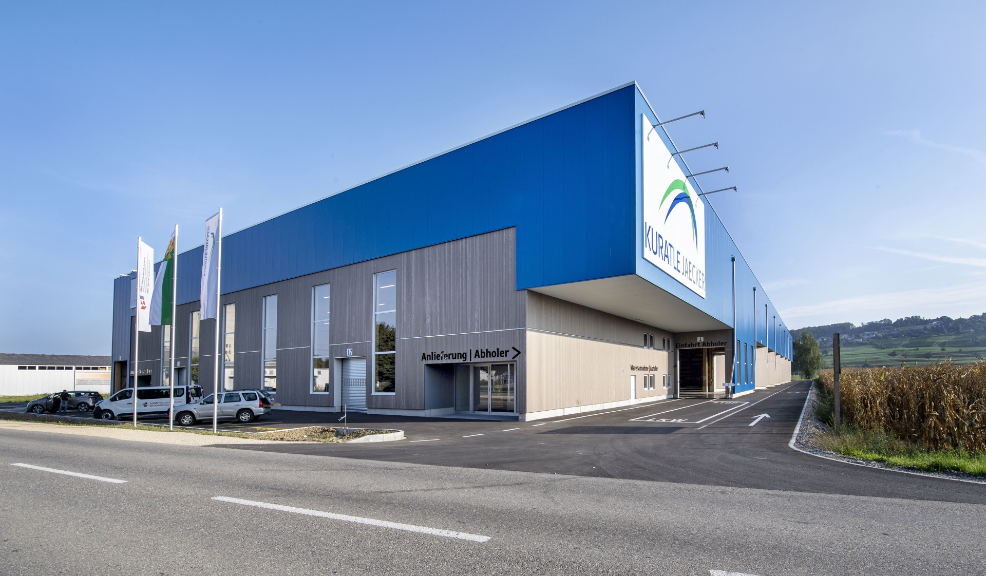 Mezi inspirativní projekty v sektoru výrobních a skladovacích hal patří například logistické centrum společnosti Kuratle & Jaecker ve Švýcarsku.