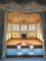 Jízdárna Světce, knížecí lóže. Závěsy tu zůstaly po filmování České televize minisérie Marie Terezie. (rok 2025)