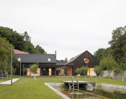 Areál se rozprostírá na rozsáhlém prostranství, které majitelé postupně rozvíjejí. Jejich cílem je proměnit místo v boutique hotel. V současnosti se areál vyvíjí spíše organicky - nově zde architekti otevřeli i své studio. Kromě něj je tu vše pro obřad, hostinu i ubytování, dokonce i jezírko. Starý mlýn zatím rekonstrukce teprve čeká.