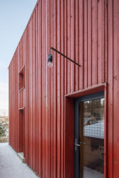 Chata v Sušici, BYRÓ architekti: „Byť to na první pohled nejspíš není patrné, dům byl postaven v podstatě z toho nejlevnějšího, co bylo k dispozici,“ říkají architekti.