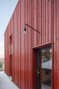 Chata v Sušici, BYRÓ architekti: „Byť to na první pohled nejspíš není patrné, dům byl postaven v podstatě z toho nejlevnějšího, co bylo k dispozici,“ říkají architekti.