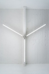 Mjölk architekti, Palmovka Jihlava / Rekonstrukce části průmyslového areálu Jihlavan, lustr vyrobený ze zářivek – foto