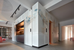 „Nábytkový blok“ v sobě skrývá technickou místnost, šatní skříň, kuchyň i dvě malé koupelny. (Byt v Praze, ateliér Malfino)