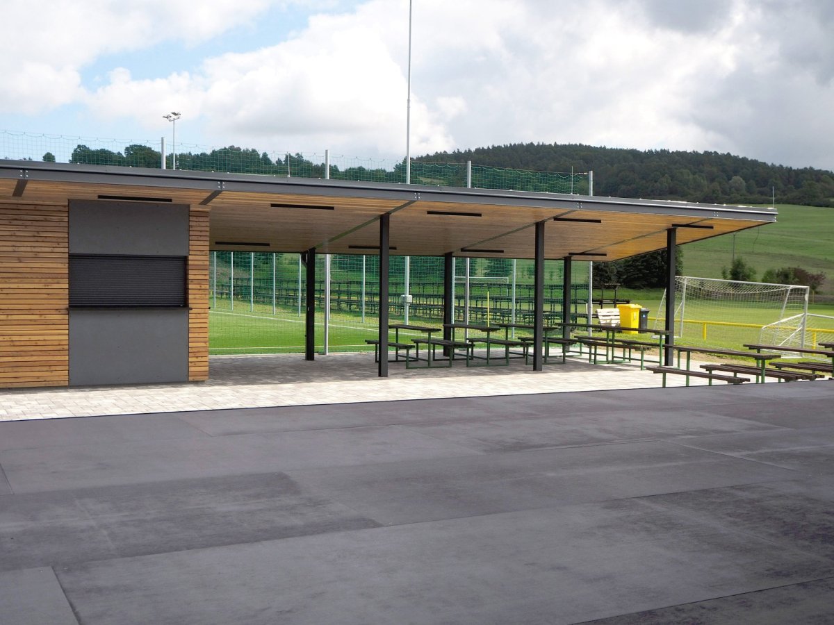Architekti ze studia Liprojekt doplnili sportovní areál v obci Vidče o bufet s posezením a kryté pódium