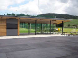 Architekti ze studia Liprojekt doplnili sportovní areál v obci Vidče o bufet s posezením a kryté pódium