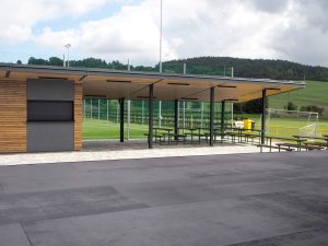 Architekti ze studia Liprojekt doplnili sportovní areál v obci Vidče o bufet s posezením a kryté pódium