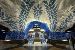 Stockholmské metro (na obrázku stanice T-Centralen modrá linka) 