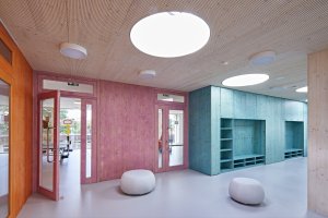 Architekti využili pohledové dřevo v interiéru a doplnili i nábytkem z biodesky a akustickými panely NOVATOP. (Komunitním centru v Mnichově Hradišti)