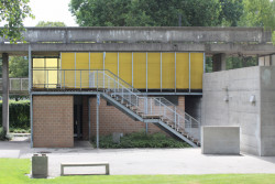 Betonovou konstrukci doplňují lehčí objekty, které slouží jako šatny a další zázemí sportovišť a koupaliště