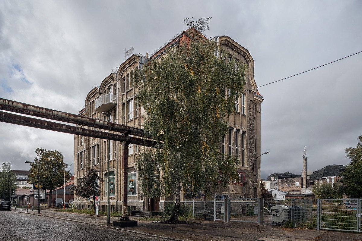 Rekonstrukce vily Heike; Christof Schubert Architekten: Objekt se nachází daleko od berlínského centra. Jeho velkorysé provedení tomu ale nenapovídá
