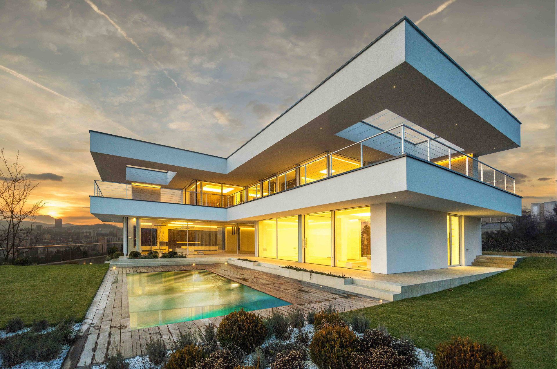 Podle návrhu ateliéru Kareš Arch vznikla další neofunkcionalistická vila nad Brnem s velkými prosklenými plochami