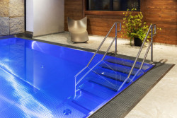 Komerční wellness v Resortu Aldrov: Bazénová hala s nerezovým plaveckým bazénem a nerezovou vířivkou 