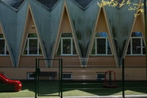 Letní kino v parku Háječek je nejvýraznější ukázkou bruselského stylu v jižních Čechách. Komplex navrhl architekt František Přibyl v roce 1967. Místo do roku 2028 čeká podle radnice proměna, na architektonickou soutěž by mělo dohlížet studio A8000.