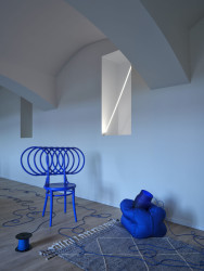 V bytech v přízemí zůstaly původní klenby. (Rekonstrukce pavlačového domu v Praze-Nuslích, Plus One Architects) 