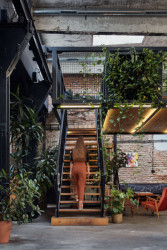 Vede na něj jednoramenné ocelové schodiště