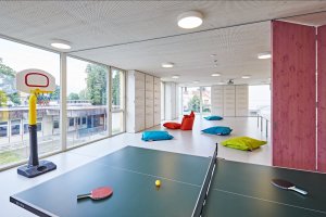 Hlavní nosné konstrukce v přízemí tvoří železobeton, v patře pak systém NOVATOP, který byl použit jak na nosné stěny, tak střechu. (Komunitním centru v Mnichově Hradišti)
