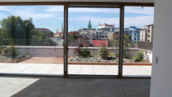 Novostavba bytového domu Zelený dvor citlivě doplňuje historickou strukturu Starého Mesta a přináší moderní městské bydlení ve vnitrobloku.