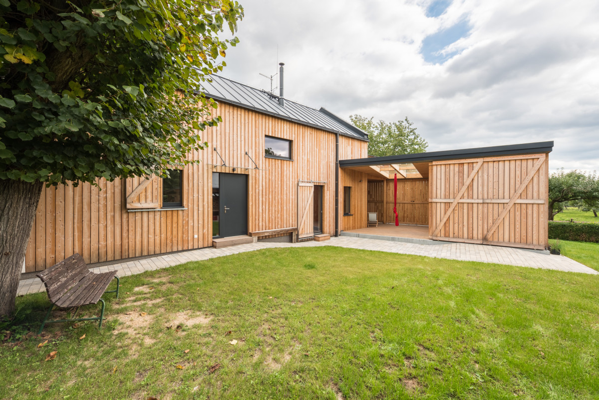 Rodinný dům Prokop na Příbramsku od ateliéru ASGK Design realizovala firma Vesper Homes.