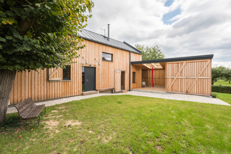 Rodinný dům Prokop na Příbramsku od ateliéru ASGK Design realizovala firma Vesper Homes.