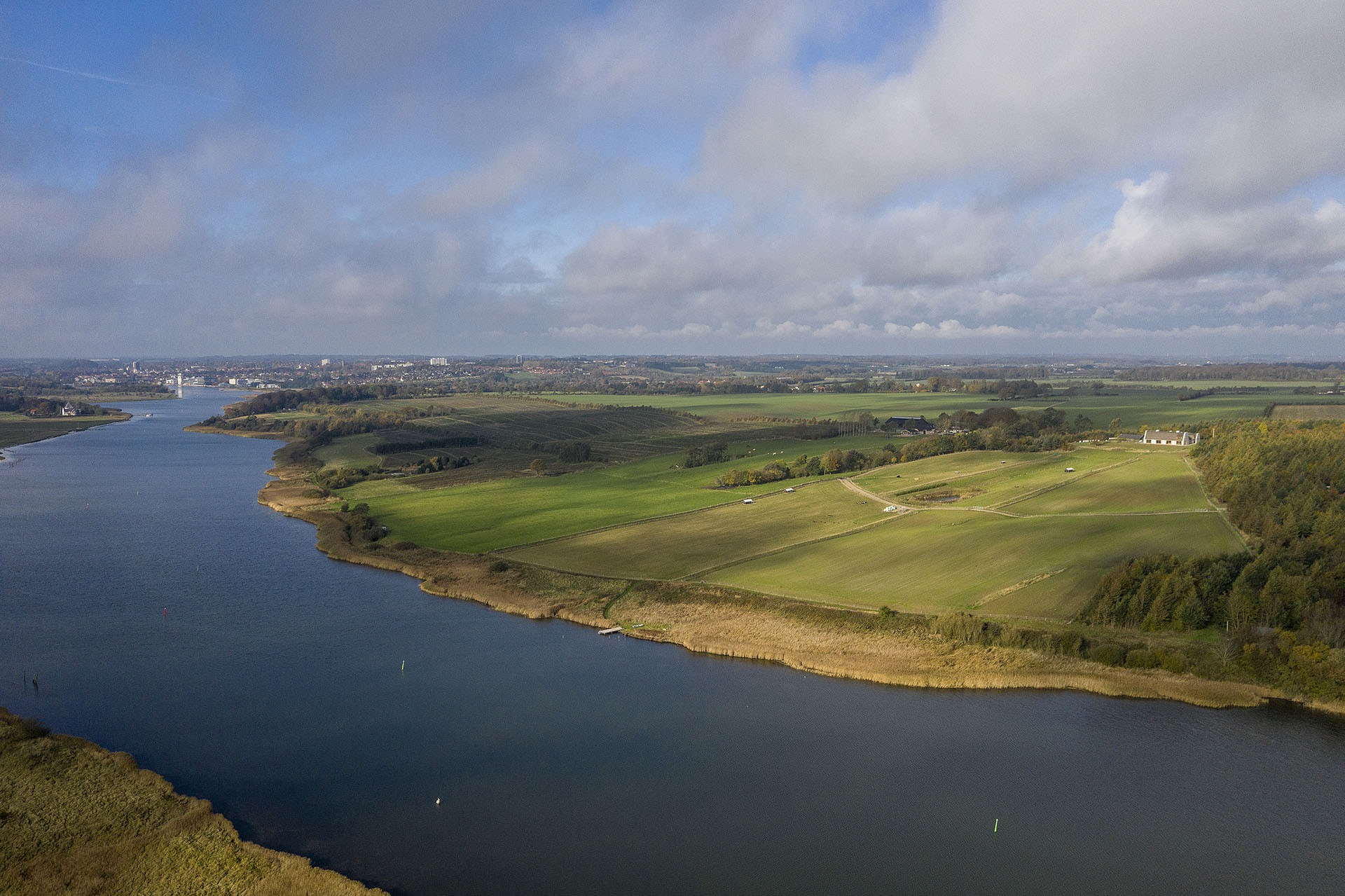 Åstrup Have leží ve zvlněné krajině u fjordu Haderslev. (Åstrup Have, NORRØN Architects)