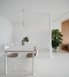 Pohyblivý půdorys nabízí také odpověď na dynamický se měnící podmínky, které život přináší. Právě proto stojí realizace studia CHYBIK + KRISTOF za pozornost a získala nominaci na Českou cenu za architekturu. (CHYBIK+KRISTOF, Flexibilní bydlení)