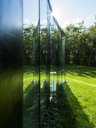 Škola z/lomu u Kamenné Lhoty, a69: Zvlněné průčelí podle architektů akcentuje terénní zlom, jehož je škola součástí.