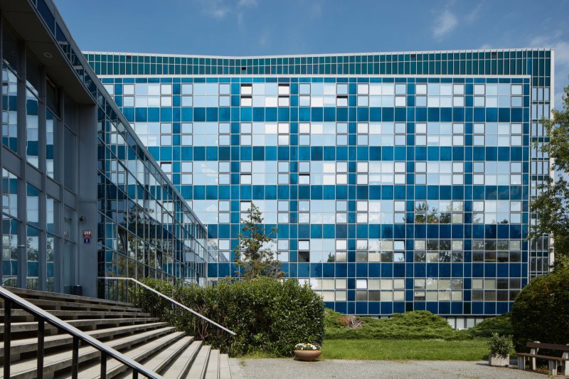 Fasáda Ústavu makromolekulární chemie je provedena z takzvaných boletických panelů - lehkého závěsného pláště, který předstupuje konstrukci budovy