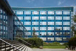 Fasáda Ústavu makromolekulární chemie je provedena z takzvaných boletických panelů - lehkého závěsného pláště, který předstupuje konstrukci budovy