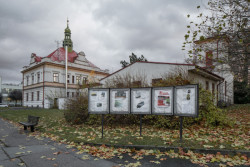 Neutěšený veřejný prostor v okolí vily (původní stav)