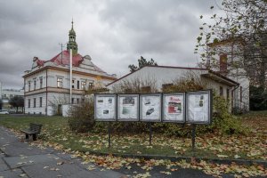 Neutěšený veřejný prostor v okolí vily (původní stav)