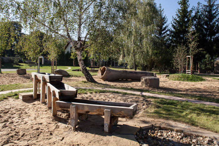 Zahrada základní a mateřské školy v Kolodějích, Skupina