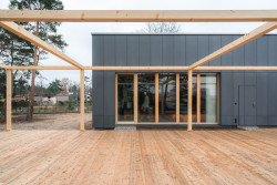 Sem děti mohou vyjít rovnou ze třídy. (Mateřská škola ve Vědomicích, Architip)