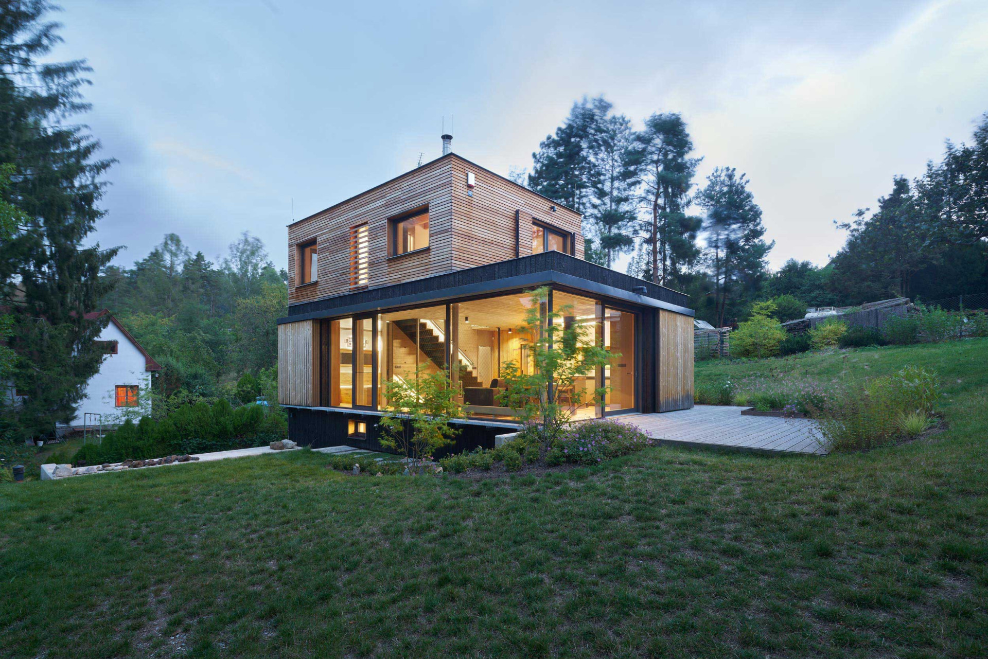 Architekti navrhli moderní zázemí pro víkendové chataření. V téhle chatě se nespí až do oběda.