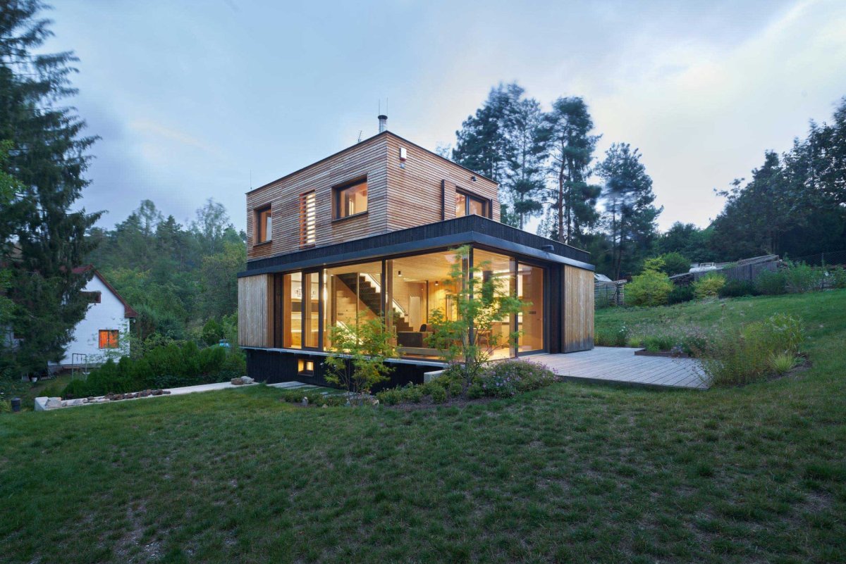 Architekti navrhli moderní zázemí pro víkendové chataření. V téhle chatě se nespí až do oběda.