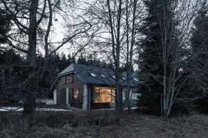 Přistoupili k ní respektem k vrstvám, jež historická stavba nashromáždila během více než sta let. (Rekonstrukce chalupy Borová Lada; Studio Plyš)
