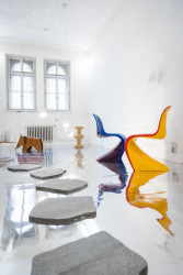 Švýcarská značka Vitra a český výrobce Křehký se představují v unikátní instalaci scénografa Marka Cpina.