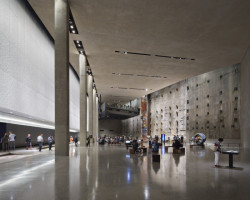 Podzemní Muzeum 11. září, do něhož vede vstup mezi bazény. Foto: James Ewing