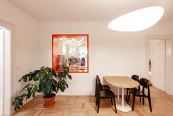 Celý interiér se rozehrál barevnými tóny, nicméně historický duch a ráz domu zůstal zachován. (Vila 63, edit!)