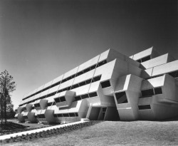 Architekt Paul Rudolph navrhl budovu jako sídlo lékařské výzkumné společnosti Burroughs Wellcome, 1969-72.