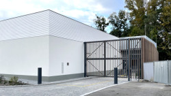 Fasáda obchodu získala omítku s horizontální profilací