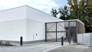 Fasáda obchodu získala omítku s horizontální profilací