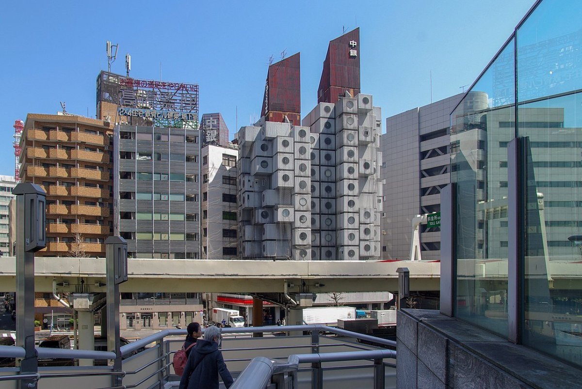 Nakagin Capsule Tower dokončil architekt Kišó Kurokawa v roce 1972